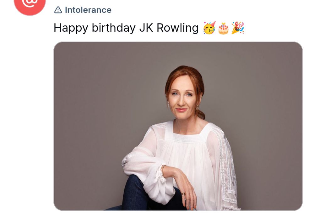 Flagger pour "Intolérance" accompagné de la phrase "Happy birthday JK Rowling"