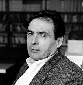 Photo de Pierre Bourdieu en noir et blanc, il a une mine triste et regarde l'objectif/l'observatrice 