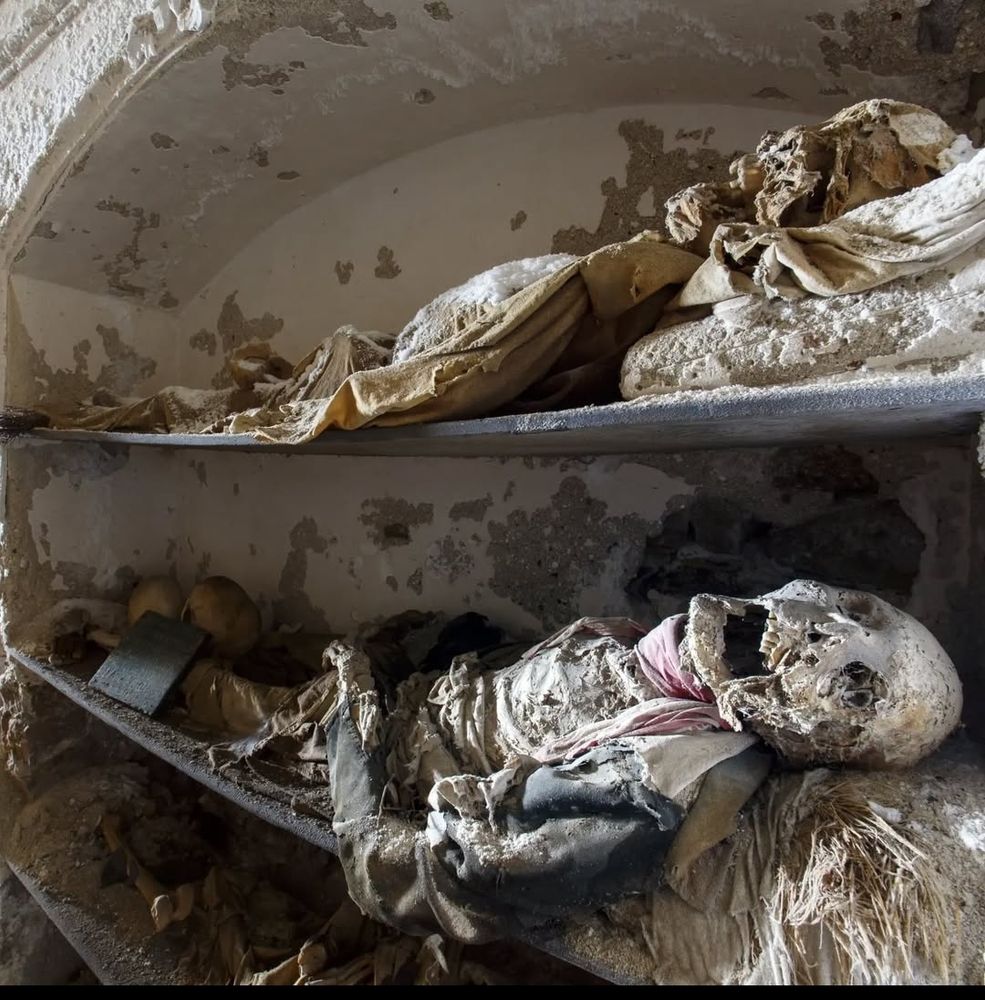 Decaying mummies in bunkbeds.