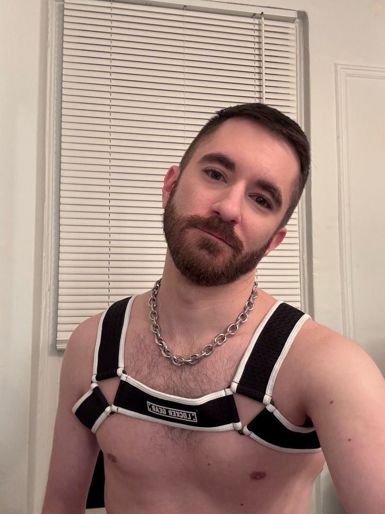 White & black harness + chain on me.