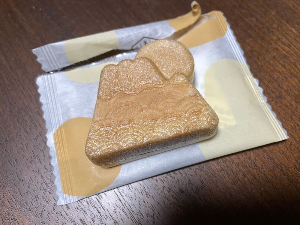 『きのみ』自体も全体的にゆるくデフォルメされた富士山と月の形でかわいい。
パリパリ食感のもなかの中にはキャラメルナッツ、オレンジピールなど。
