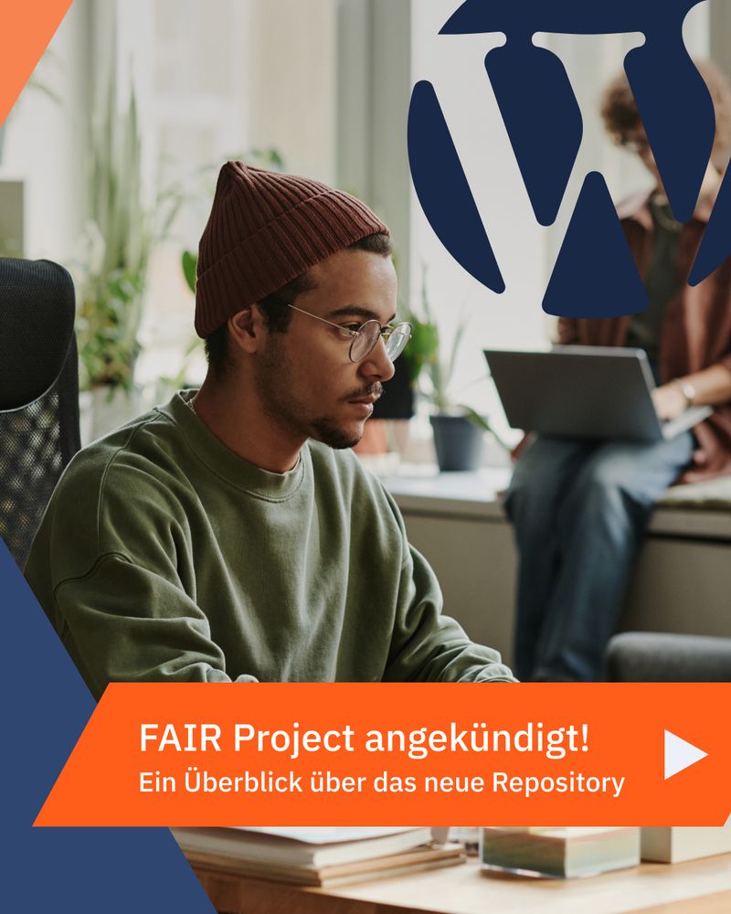 Mann mit brauner Mütze und Brille arbeitet am Laptop, im Hintergrund weitere Person mit Laptop, Text 'FAIR Project angekündigt! Ein Überblick über das neue Repository', WordPress-Logo, orange und blaue Designelemente.