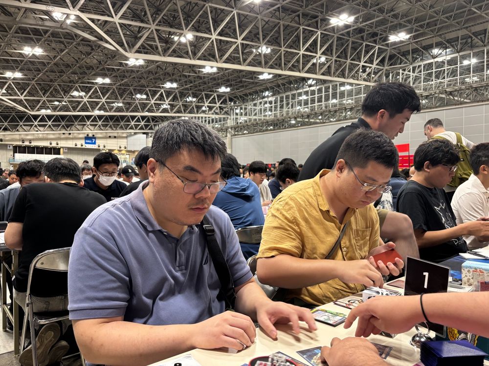 Jan Ang plays at table 1