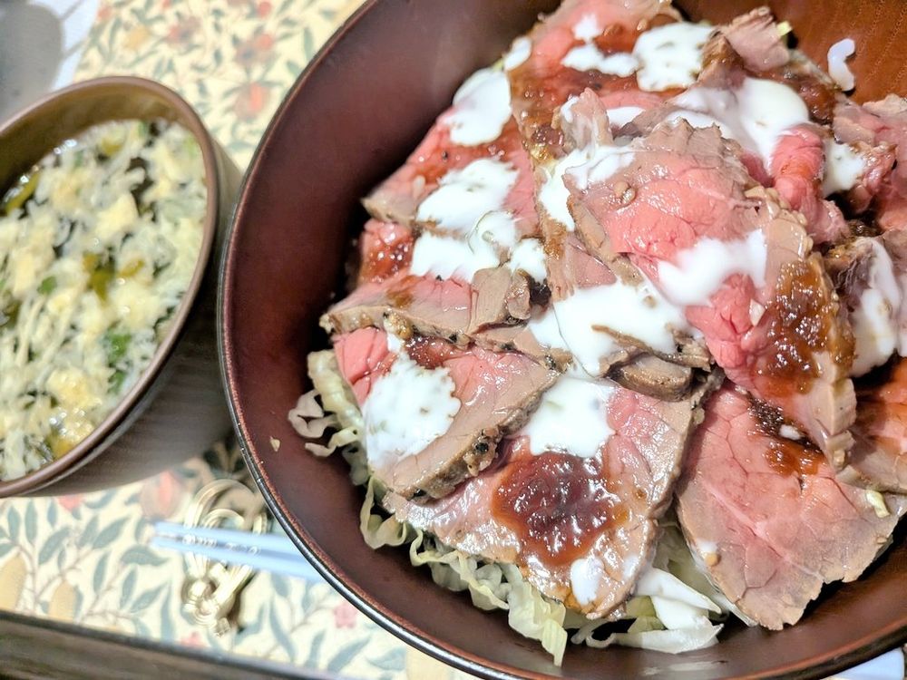 おろし醤油たれとランチソースがけローストビーフ丼、めかぶ卵スープの夕食の写真