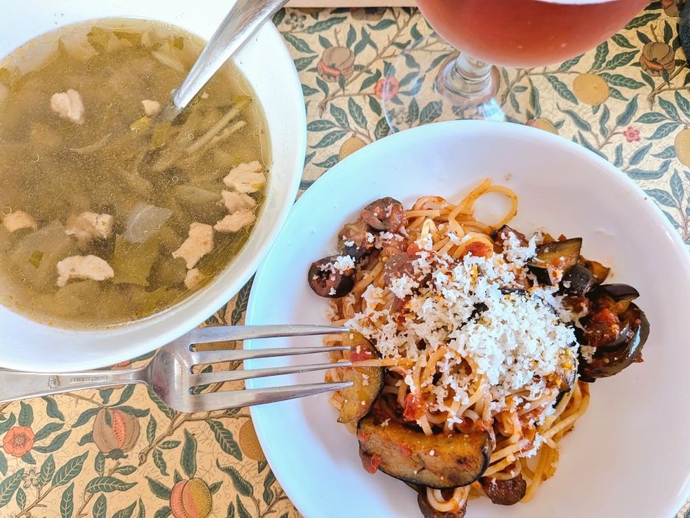 ナス入りプッタネスカ、野菜スープの昼食の写真