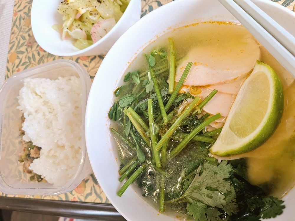 トムヤム風味チキンスープのフォー、ガパオライス、セロリとかまぼこのサラダの昼食奈桔
写真