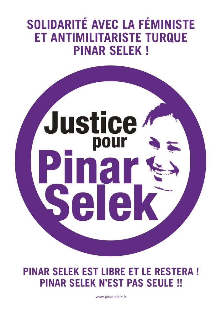 Tract "Solidarité avec la féministe et antimilitariste turque Pinar Selek !" (en violet sur fond blanc). Logo "Justice pour Pinar Selek". "Pinar Selek est libre et le restera ! Pinar Selek n'est pas seule !!"