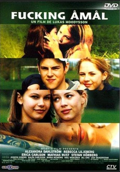 French language poster for Fucking Åmål, un film de Lukas Moodysson. 
Sections of four stills from the film are stacked vertically: photo of Agnes and Elin kissing; Elin hanging out with her boyfriend Johan; Agnes and Elin hanging out; Elin lying on her side, head on a pillow, looking at the viewer