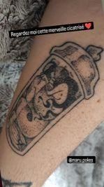 Tatouage au handpoke représentant une sirène dans un bocal
