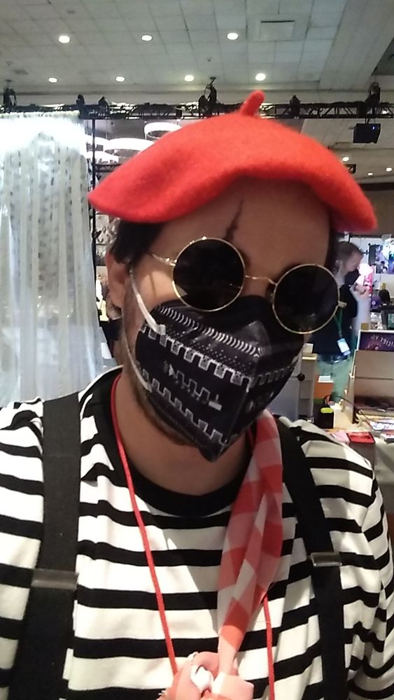 Selfie of me cosplaying Verso from Clair Obscur in his baguette outfit