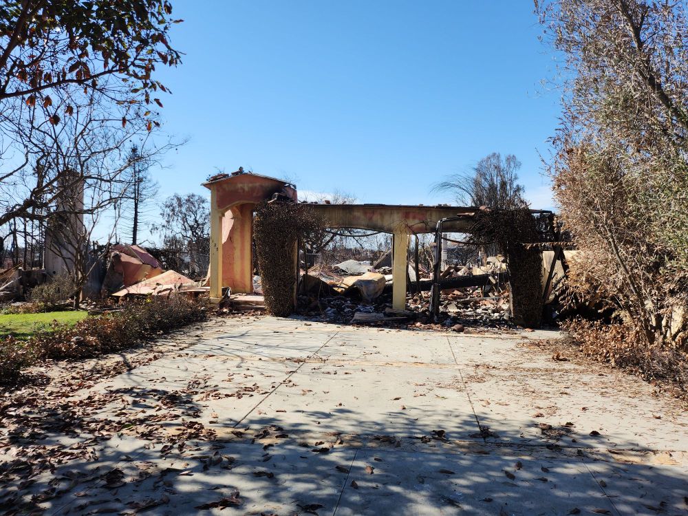 Broader view of the same structure 