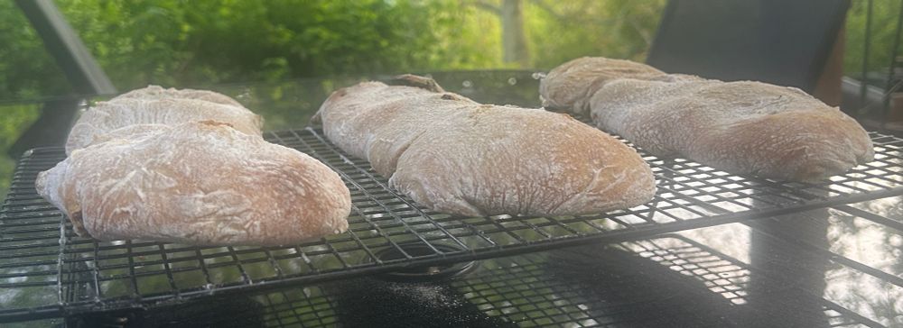The breads seen from aside: flat slippers. 