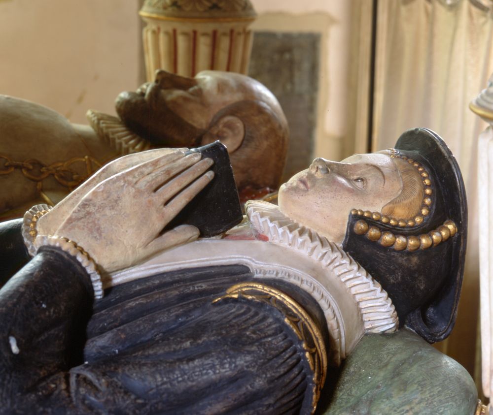 Recumbent, praying effigies of Sir Thomas St. Paul and Lady Faith in Tudor dress.