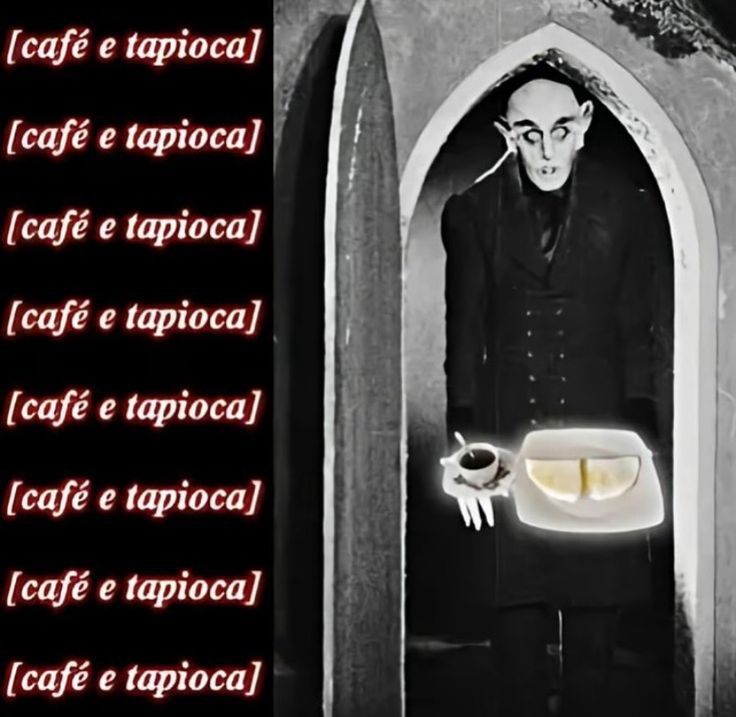 Conde Orlok segurando um café e uma tapioca 