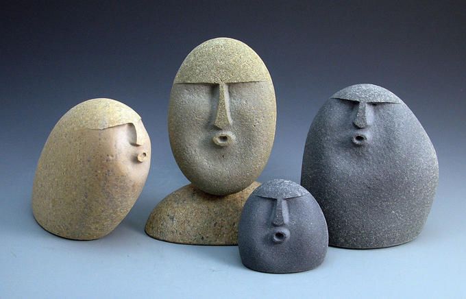 Le meme des pierres avec des visages sculptés avec des bouches rondes et des yeux fermés qui ont l’air de faire « ouuuuuuh ! »