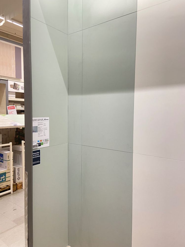 carrelage mural vert sauge exposé dans le magasin