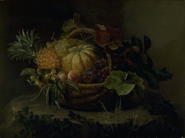 En kurv med frugter på en træstub