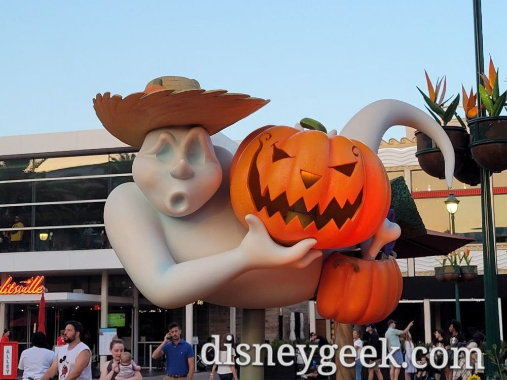 Pictures: Downtown Disney Halloween Decorations - The Geek's Blog @ disneygeek.com