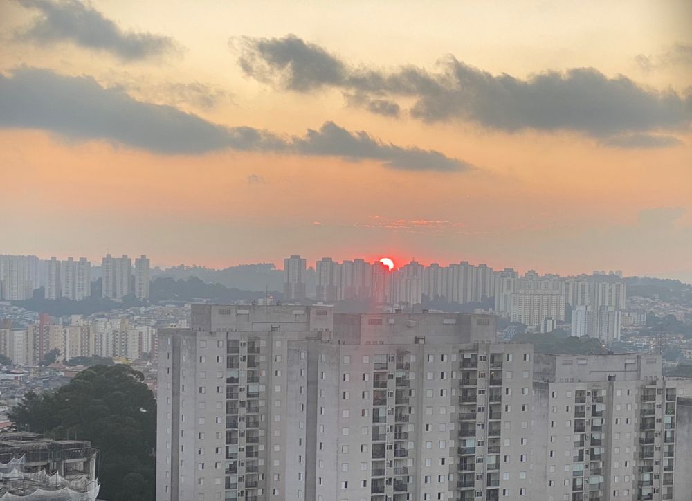 As the skeet says, pic of the sunset, sum behind some buildings in the distance, in a strong orange tone