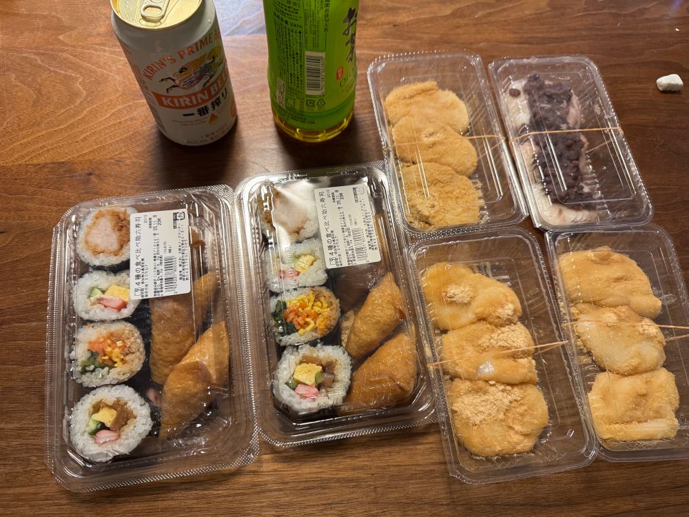 1パック3個入りのお餅が4パック（一つはあんこで、残りはきな粉）、助六が2パック、お茶のペットボトル1本、缶ビール1本