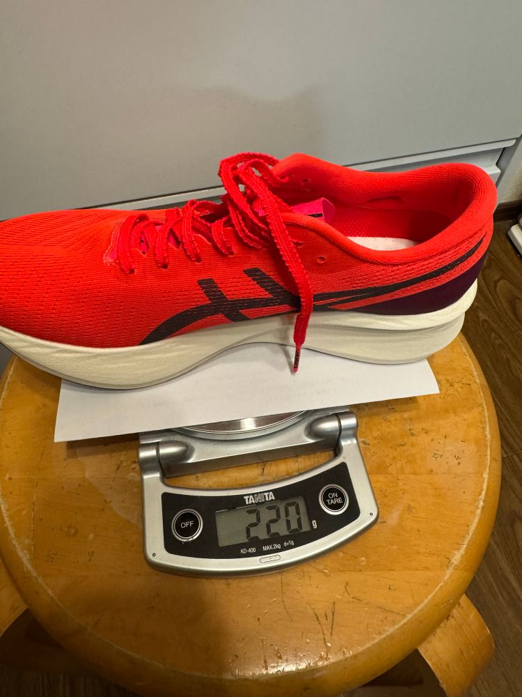 S4+ YOGIRI 25.5 cm の片方が秤に載せられていて、220 g の表示がなされている