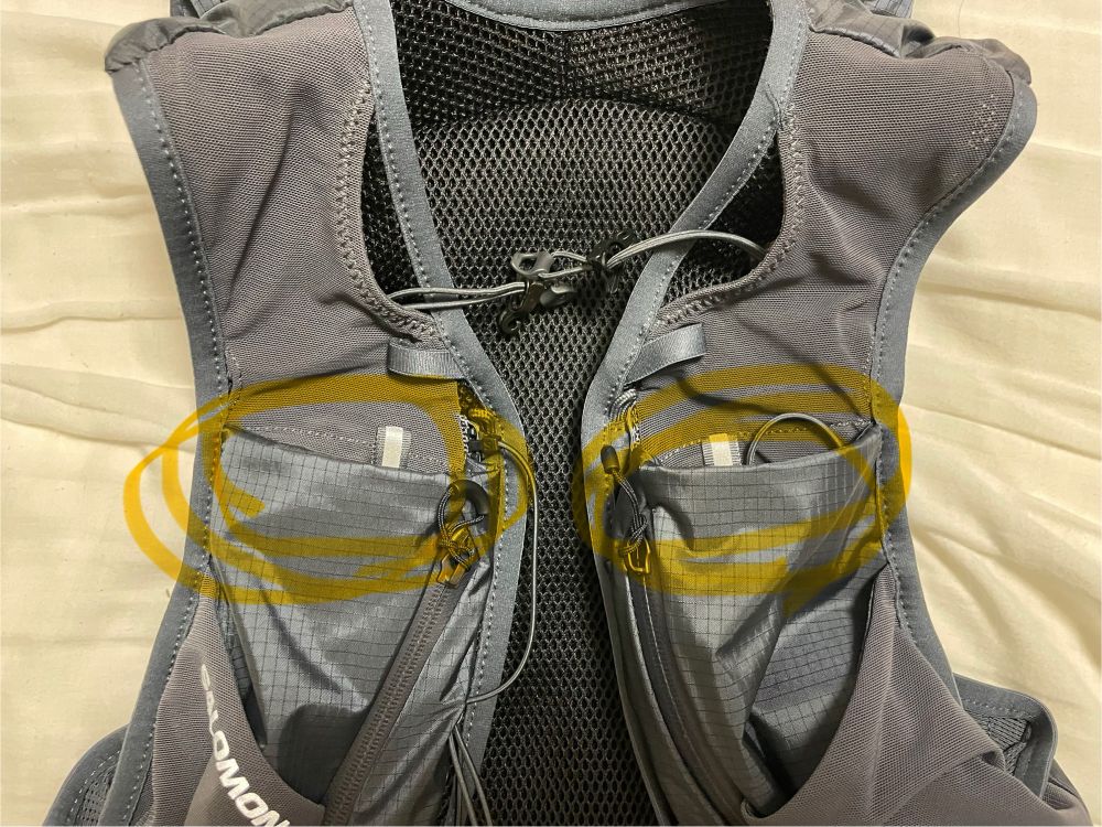 硬くて広がらないフラスク用ポケットの部分を黄色の丸で囲っている