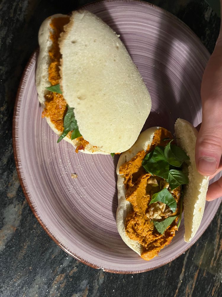 Dos panecillos rellenos de nueces, albahaca fresca y sobrasada vegana