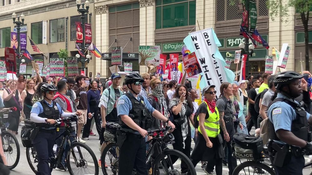 Chicago, I love you!! ❤️ Chicago PD lined the protesters with their bikes to keep them safe!! Huge turnout, great crowd!! #nokings #chicago #wethepeople #wethepeoplearepissed🇺🇲🦅 #stoptheoligarchs #fuc...