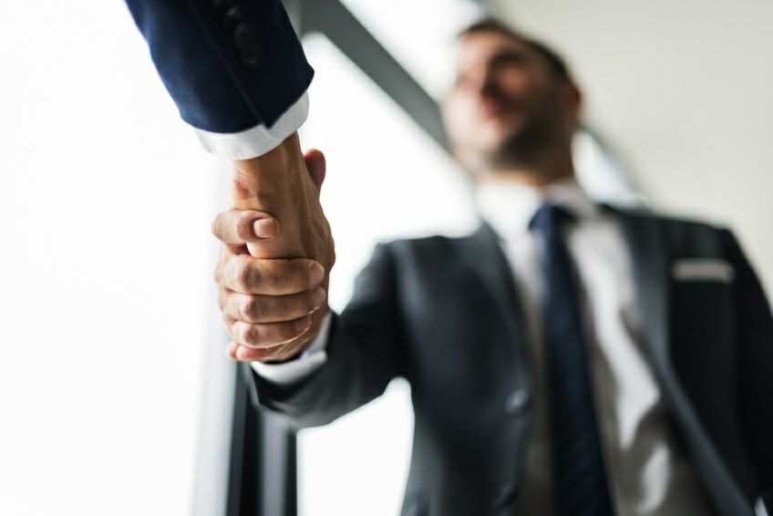 Donald Trump is famous for many things, one of which is his bizarre style of shaking hands. In his meetings with French President, Emmanuel Macron, their handshakes seemed more like duels at eye-level...
