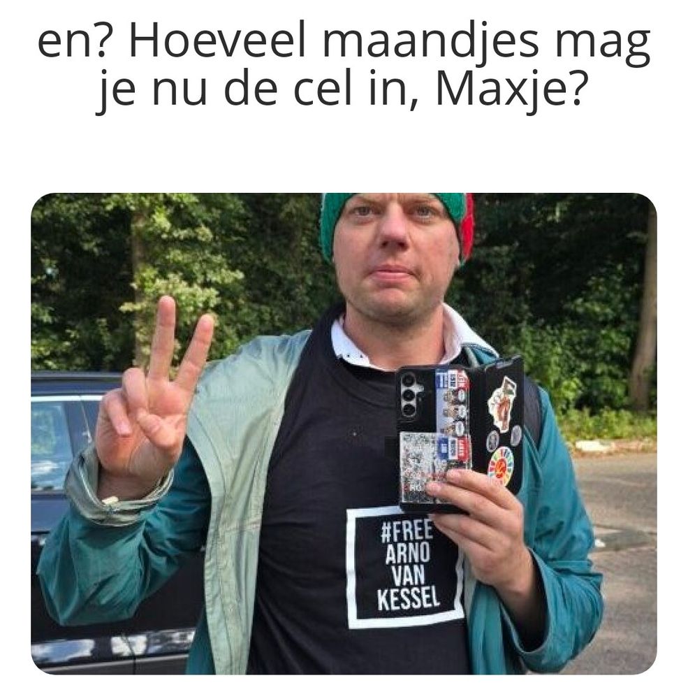 Foto van veroordeelde opruier Max van den Berg die net twee vingers opgestoken antwoord geeft op de erboven gestelde vraag; "En, hoelang mag je nu de cel in, Maxje?"