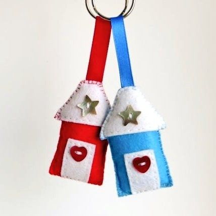 A pair of red white and blue felt beach hut keyrings by misheleneous
