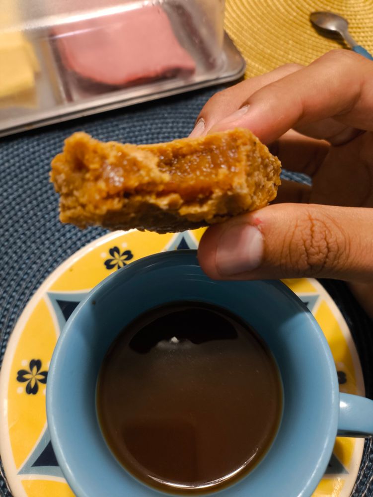 Cocada com recheio de doce de leite e xícara de café
