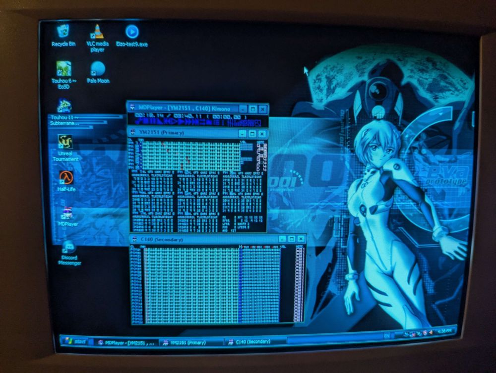 my customized Windows XP desktop, with MDPlayer open.