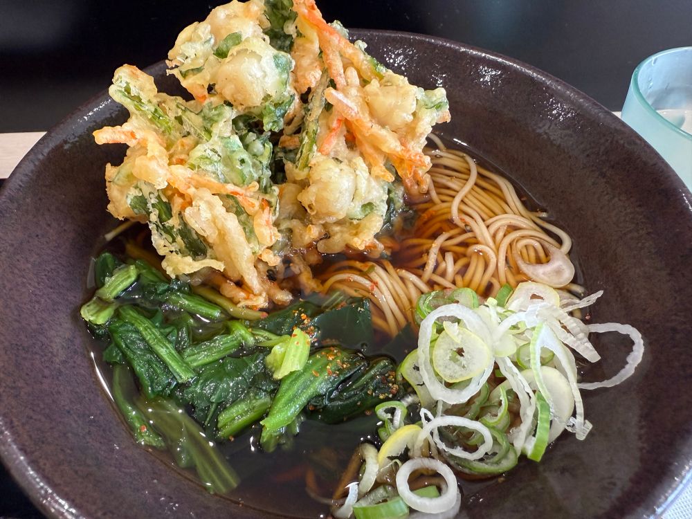 小柱と春菊のかき揚げそば（温）の写真