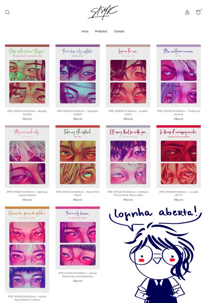 Print da tela inicial de minha lojinha online, contendo diversas opções de produtos dispostos em fundo branco. No canto inferior direito, há um desenho simplificado de mim, de óculos, com cabelo assimétrico e as mãos na cintura, dizendo "lojinha aberta!"