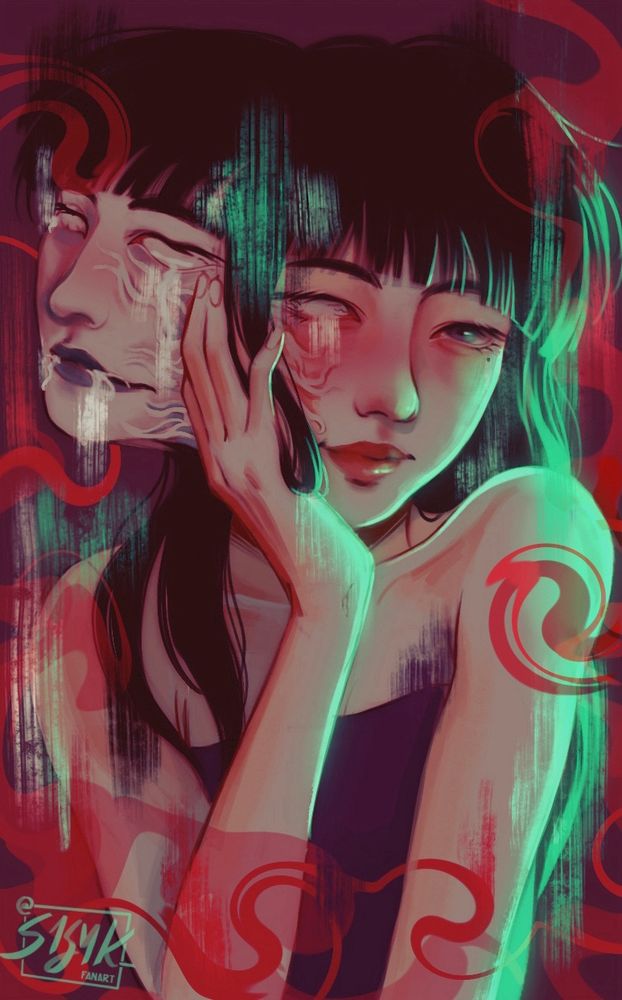 Fanart da personagem Tomie, de Junji Ito. É uma garota extremamente jovem, japonesa, de cabelos compridos e pretos, franja e uma pinta abaixo de seu olho esquerdo. Tomie toca o lado direito de seu rosto e sorri, e esse mesmo lado começa a se deformar, com um segundo rosto, distorcido e macabro, emergendo da lateral da cabeça dela. A ilustração é colorida e traz luzes neon esverdeadas que iluminam a personagem, enquanto alguns grafismos em vermelho formam espirais a seu redor.