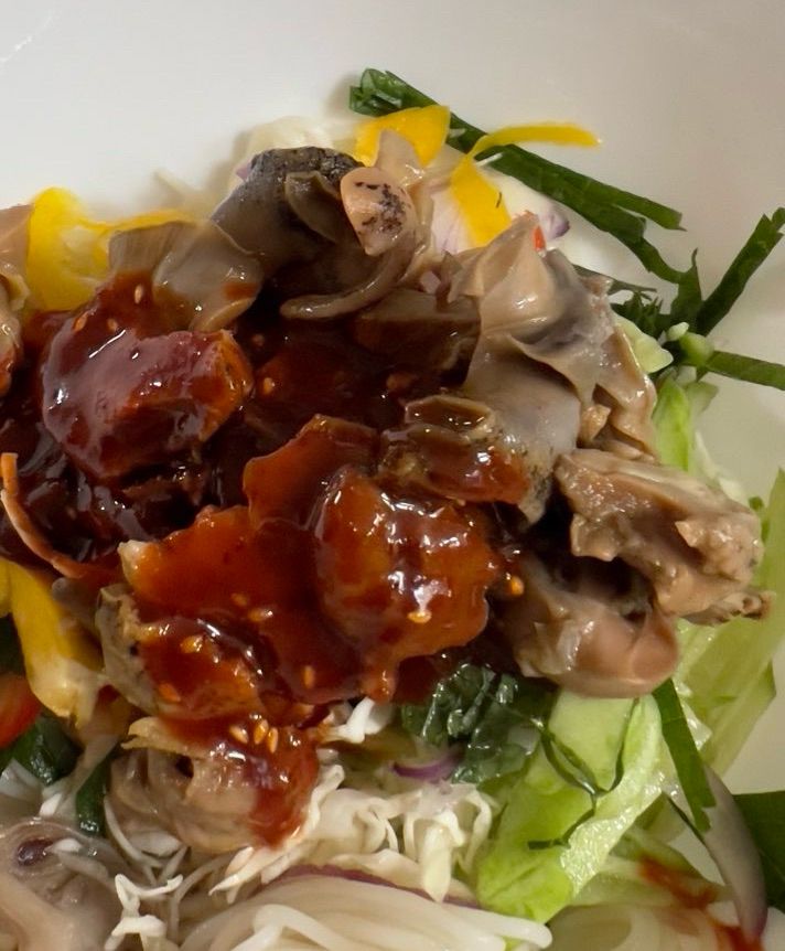 너무 가까이 찍은
골뱅이 소면