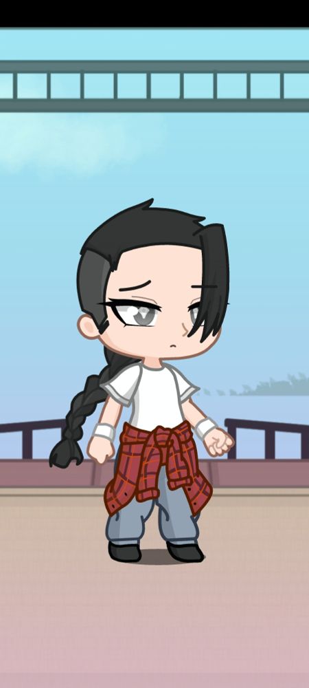 Personagem Jiang Cheng, adaptado para uma modern AU e feito no gacha life 2. Tem cabelos longos e presos em uma trança, raspado na lateral e com uma mecha solta na frente. Seus olhos são cinzas, puxados e grandes. Ele usa uma camisa branca com pulseiras brancas em ambos os pulsos, um moletom vermelho amarrado na cintura, calças cinzas e sapatos pretos.