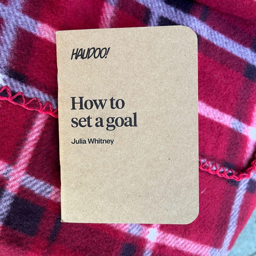 Small brown book with the title How to set a goal by Julia Whitney