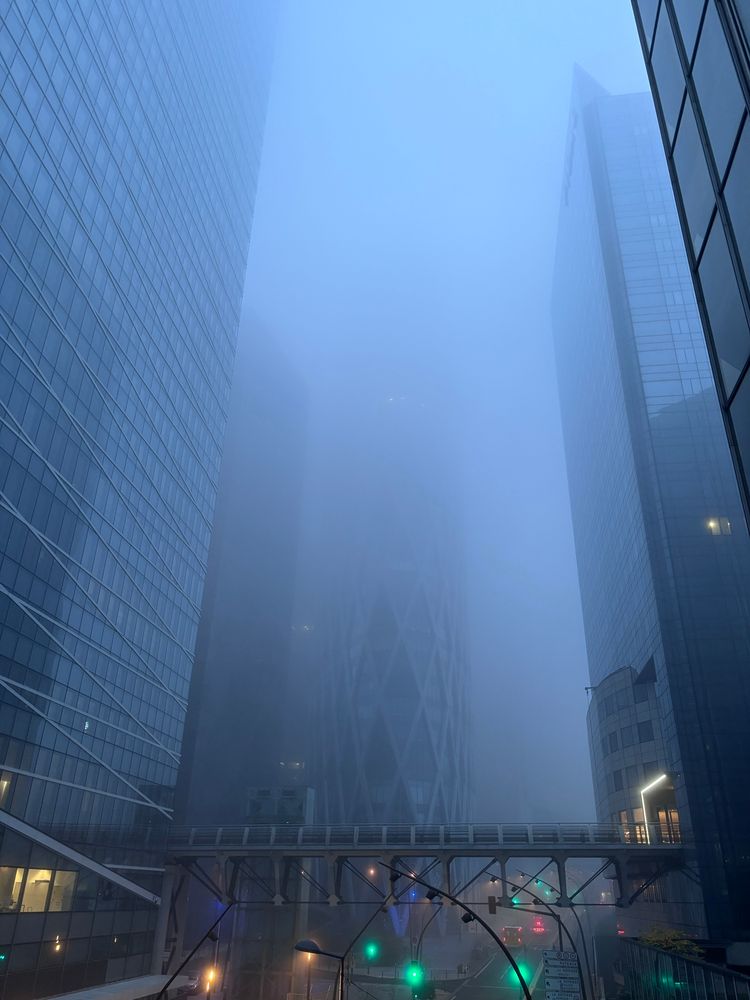 Hochhäuser verschwinden in dickem Nebel