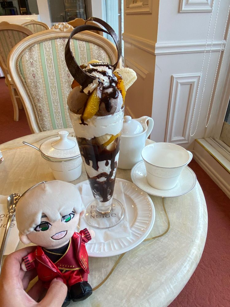 オレンジとバナナがあしらわれたチョコレートパフェと、ちびスト神山さん