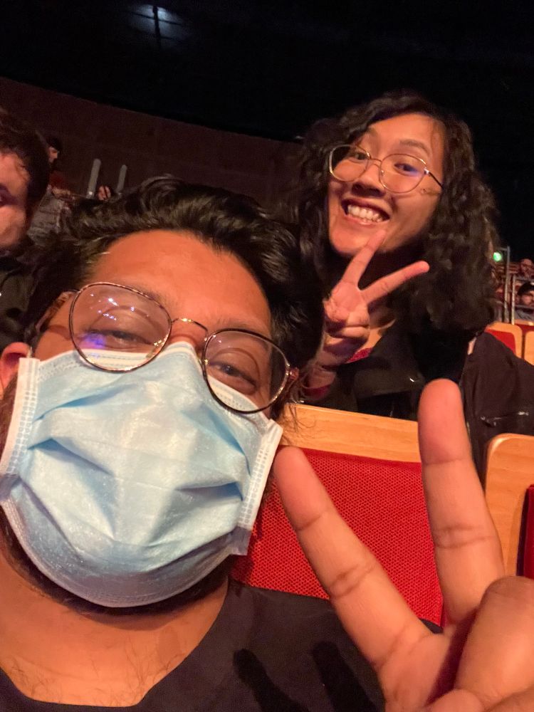 Photo d’un selfie de deux personnes faisant le V de la victoire avec des doigts 