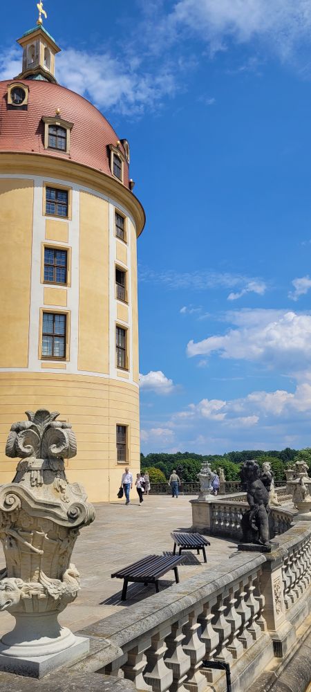 Andere Perspektive auf Schloss Moritzburg,man sieht den vorderen rechten Turm 