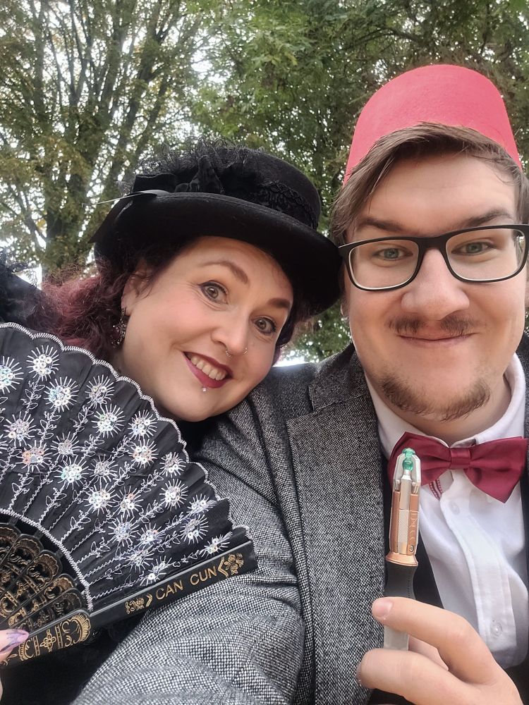 Ithiliya( links) und ich ( recht ) wir sind verkleidet ich als Doctor und sie als meine Begleiterin