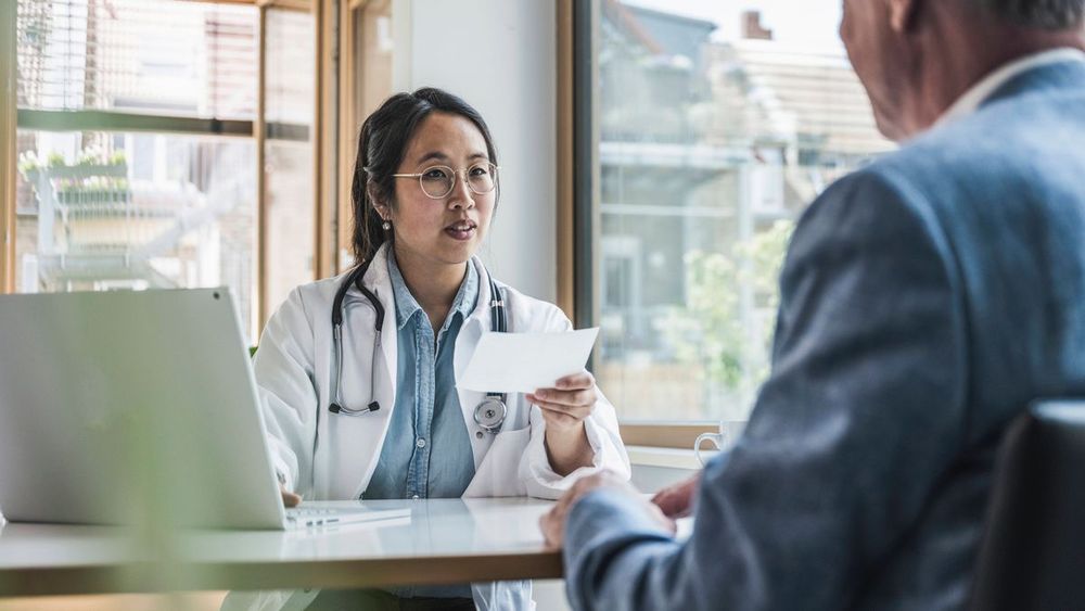 Steigende Zusatzbeiträge, wachsende Ausgaben: Das deutsche Gesundheitswesen steht unter Druck. Die Arbeitgeberverbände wollen unnötige Arztbesuche nun mithilfe einer »Kontaktgebühr« erschweren.