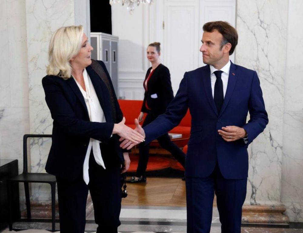 EXCLUSIF - Les coulisses du deal secret entre Macron et Le Pen pour la nomination de Barnier à Matignon