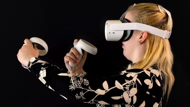 A student tries out VR glasses at the Chair for Research on Teaching and Learning of the University of Jena.
