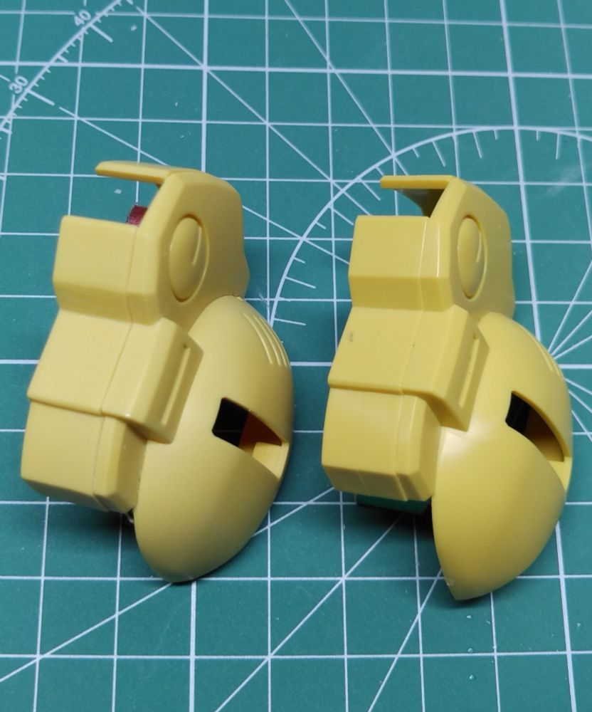 中央の合わせ目と反対側のラインを彫り直し別パーツに見える様に加工