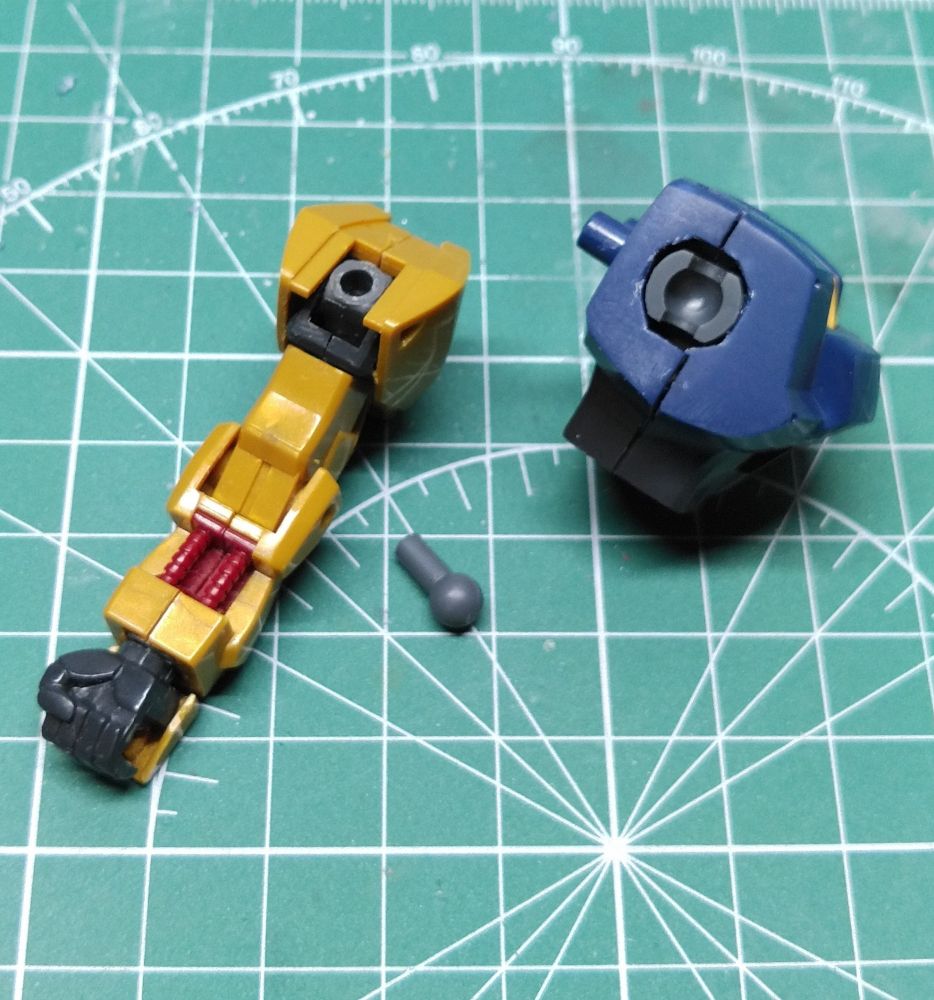 軸を基部ごとカットし、ボールジョイントの受けを取り付け 可動域が増した