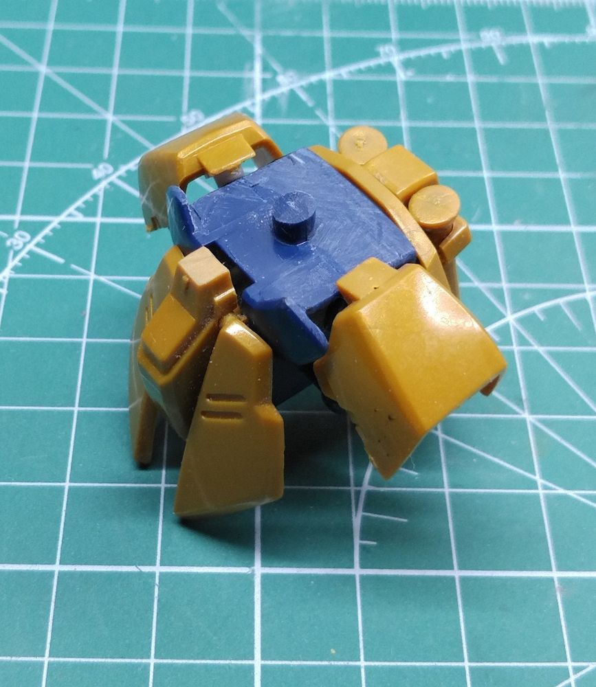 腰部前面の菱形部分が後ろまで地続きになっているので前面のみ残し全てカット 無くなったサイドアーマーの受けをプラパイプで新造し、ボールジョイント接続に変更